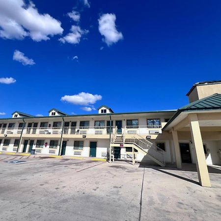 Oyo Garden Inn And Suites Pearsall I-35 East Exterior photo