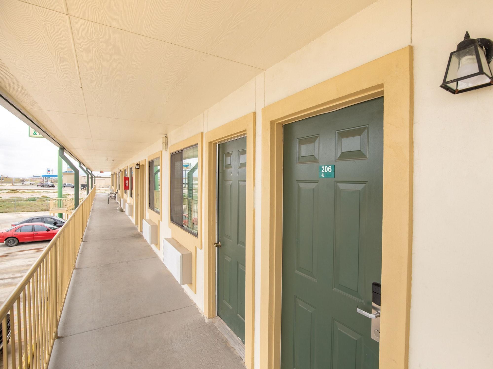 Oyo Garden Inn And Suites Pearsall I-35 East Exterior photo