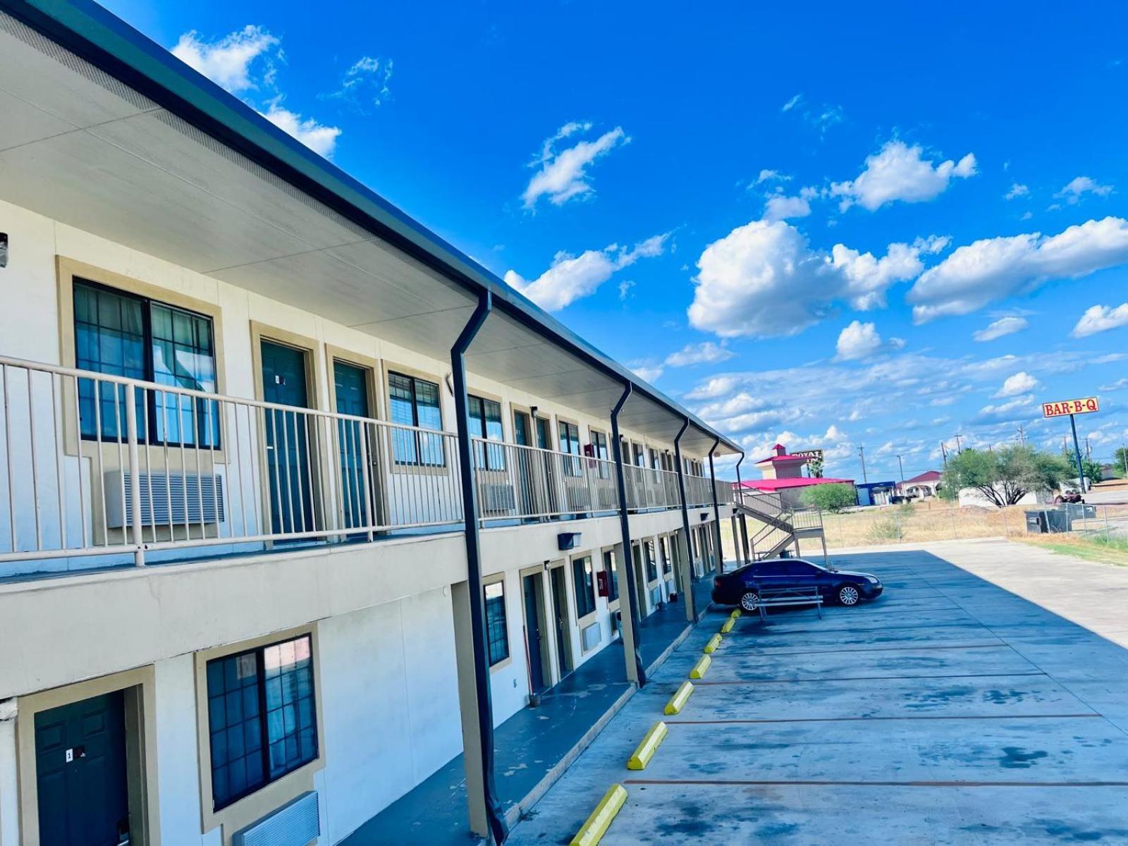 Oyo Garden Inn And Suites Pearsall I-35 East Exterior photo